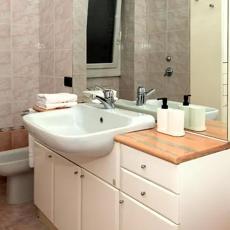 Spacious Near Bocconi Apartmán