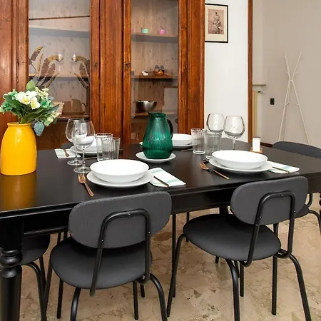 Spacious Near Bocconi Apartmán