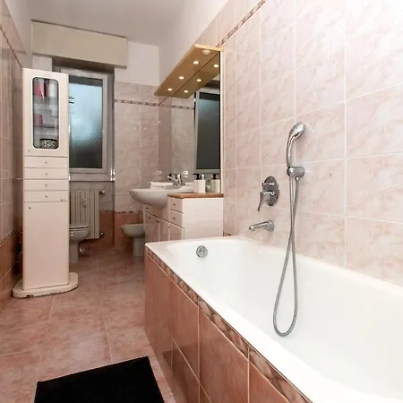 Spacious Near Bocconi Apartmán